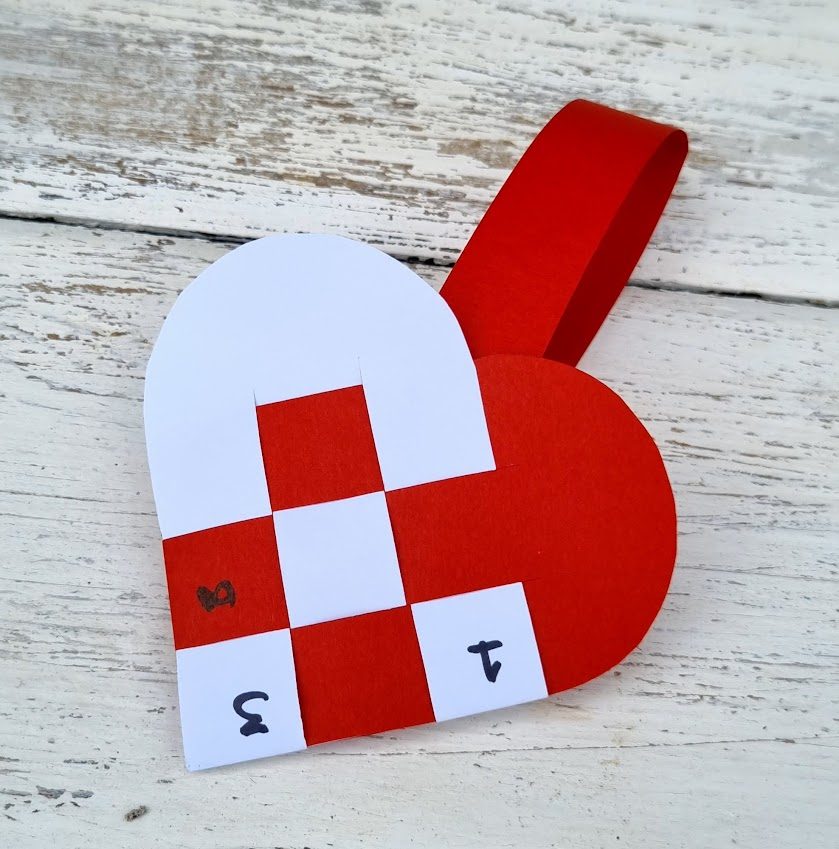 How to make Danish Christmas woven heart baskets (julehjerter) - Hygge ...