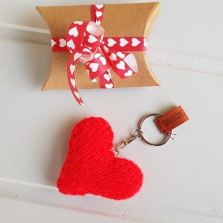 red knitted heart key ring