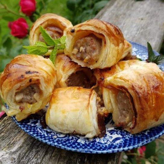 easy caramelised onion sausage rolls