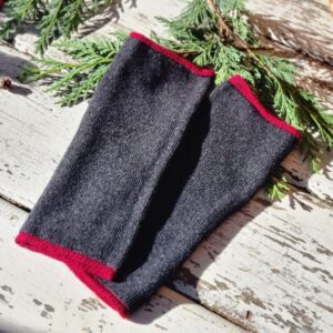 Cashmere blend Scandi wrist warmers - anthracite and ruby