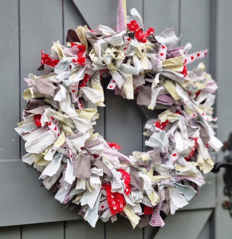 fabric-strip-christmas-wreath-diy-1 Decorate your house for Christmas using a duvet cover - episode 1!
