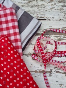 how-to-make-your-own-chirstmas-rag-wreath-diy-1-225x300 Decorate your house for Christmas using a duvet cover - episode 1!