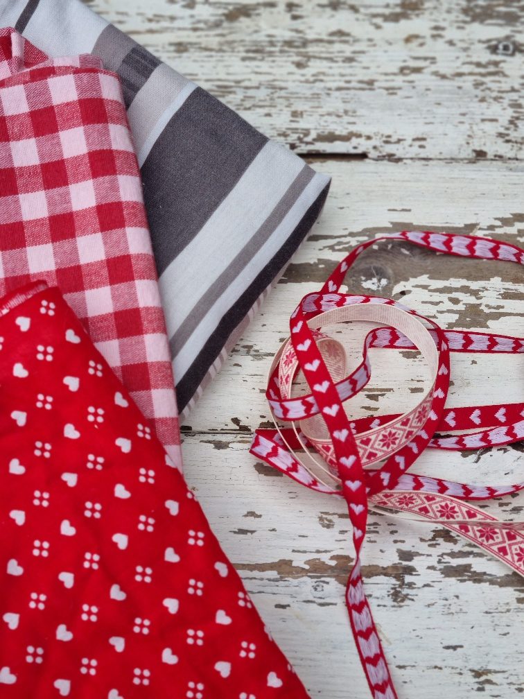 how-to-make-your-own-chirstmas-rag-wreath-diy-1 How to Make a Christmas Rag Wreath from an Old Duvet Cover (Easy Upcycled Craft)