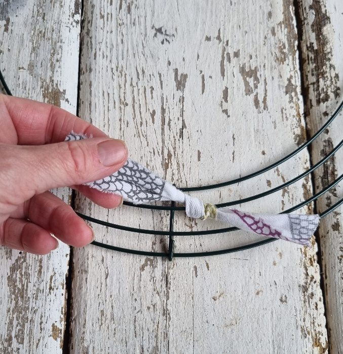 how-to-make-your-own-chirstmas-rag-wreath-diy-3 How to Make a Christmas Rag Wreath from an Old Duvet Cover (Easy Upcycled Craft)