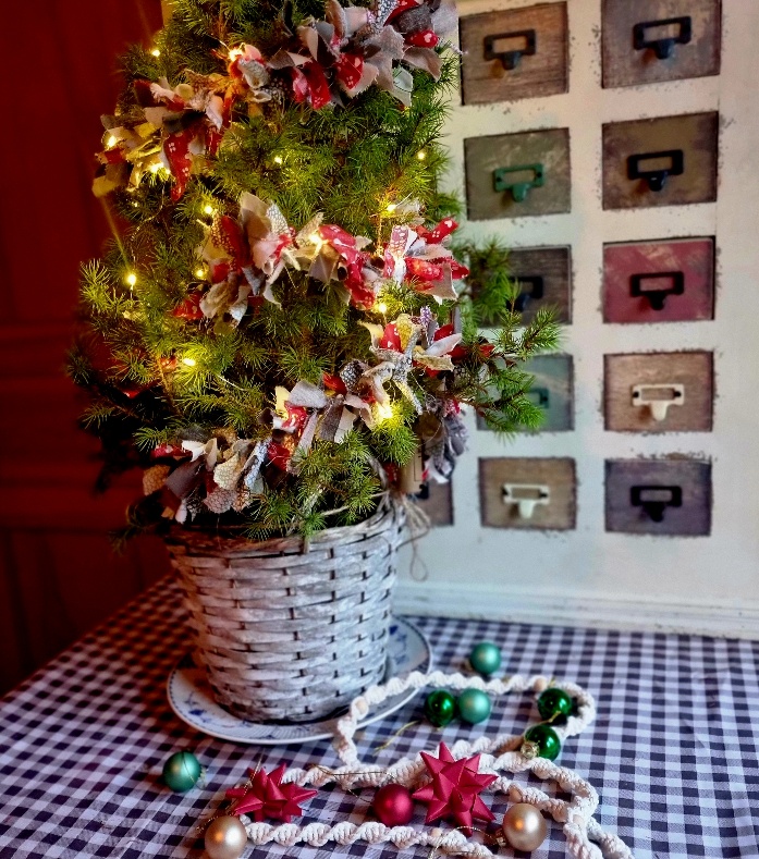 diy upcycled fabric Christmas tree tinsel instructions 1
