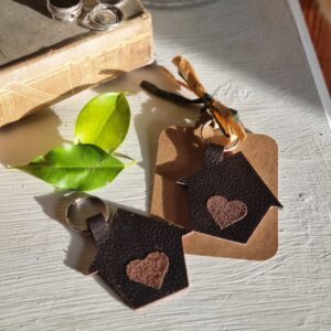 Hyggestyle upcycled chocolate leather "Heart and Home" keyring
