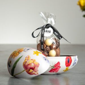 "Blomster" Gåva reusable Swedish Påskägg Easter egg tin with 200g chocolate pick and mix