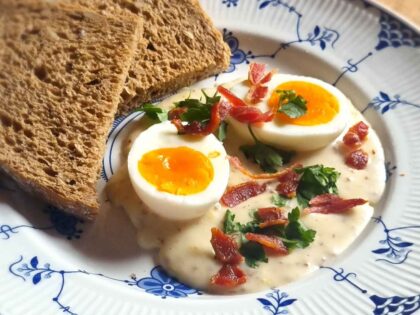 Lets talk about skidne æg and smilende æg! Danish dirty eggs and smiling egg recipes for Easter!