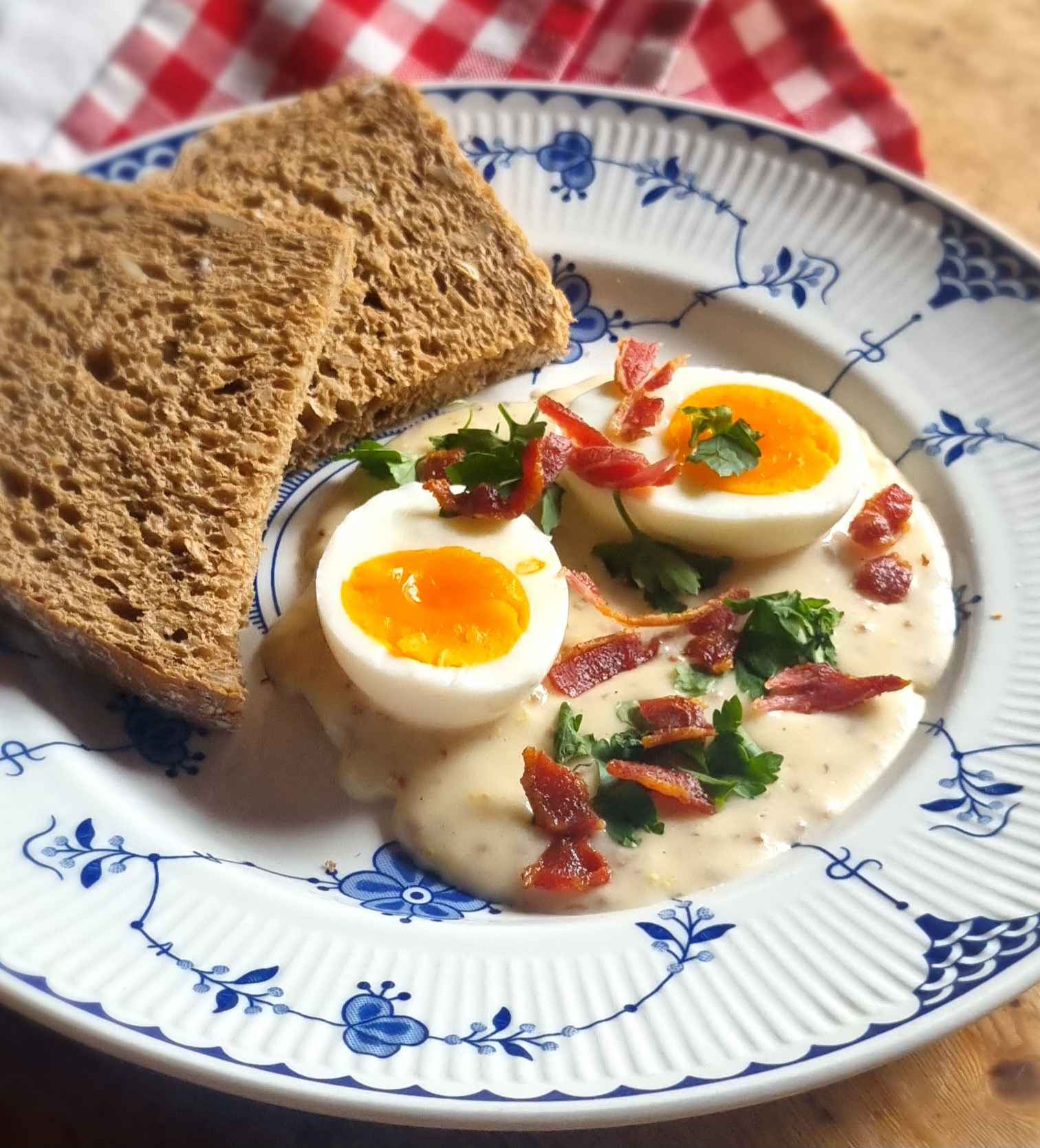 Lets talk about skidne æg and smilende æg! Danish dirty eggs and smiling egg recipes for Easter!