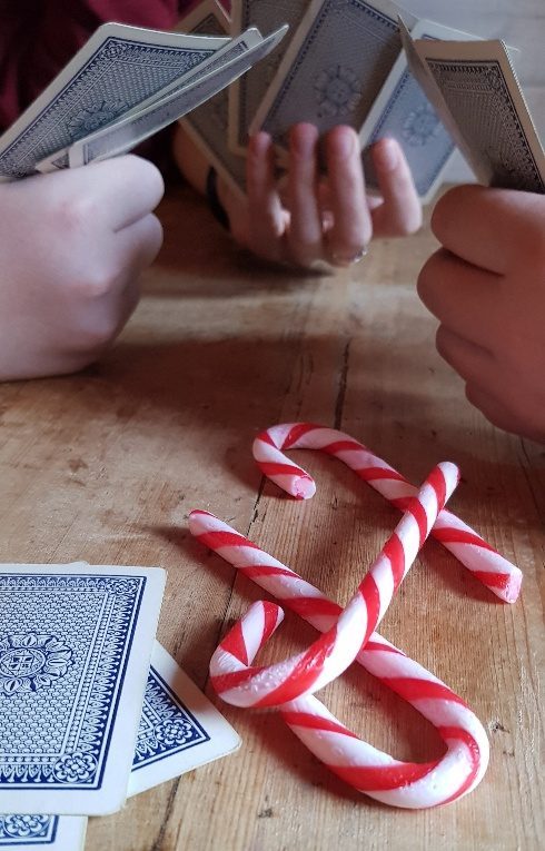 how-to-play-spoons-candy-cane-christmas-game How to play the Christmas candy cane game