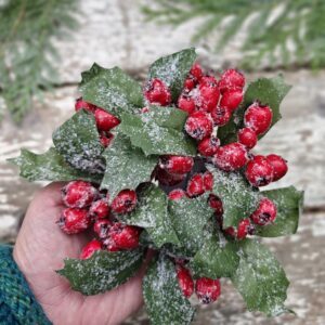 Snowy red cranberry candle ring by Gisela Graham