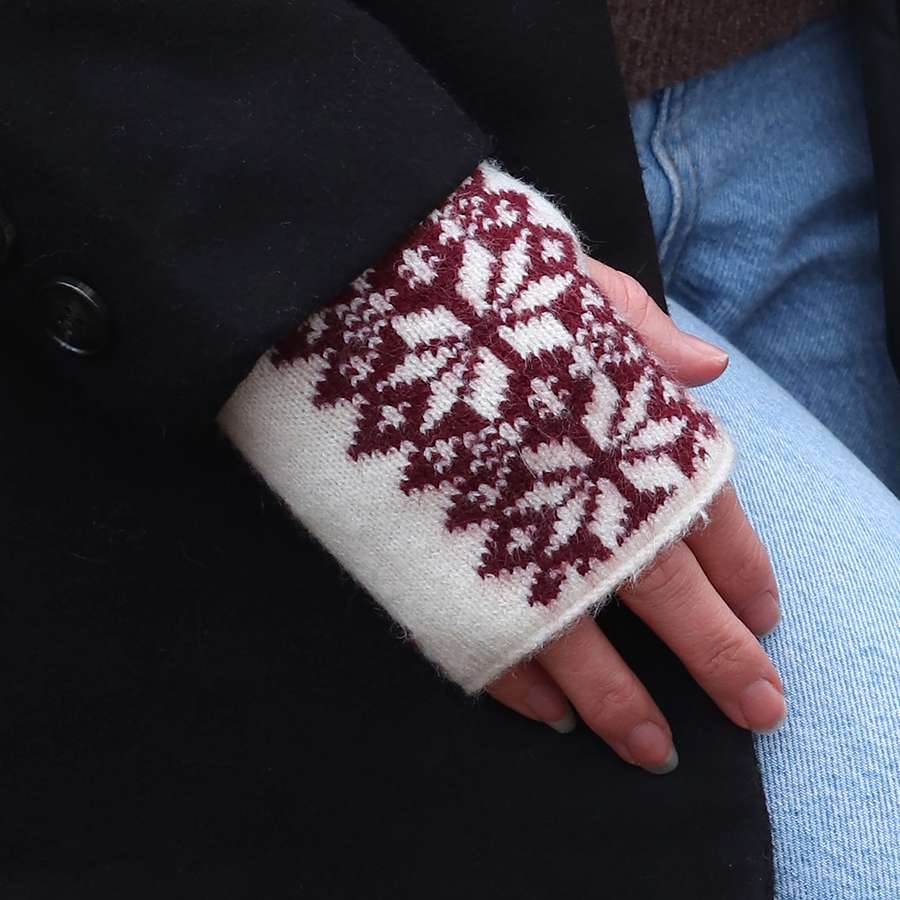 90270 pom924 burgundy scandi starflower fairisle wristwarmers 2